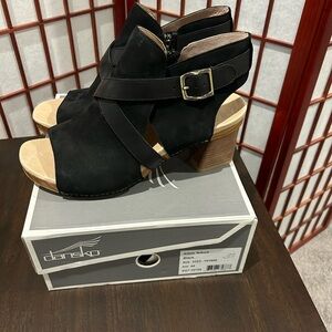 Brand new/Never worn Dansko Ariene Nubuck sandle